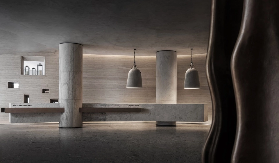 Curved columns with marble-like finishes in the reception lobby of DongFengYun Hotel Mi'Le – MGallery, Yunnan, China.